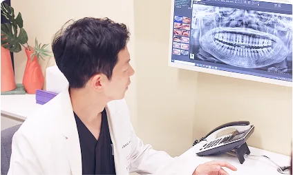 치아 사진을 보며 치료 가능 여부를 확인하는 모습