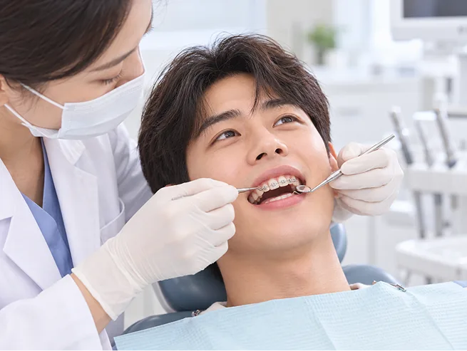 치과의사와 엑스레이를 확인하는 환자