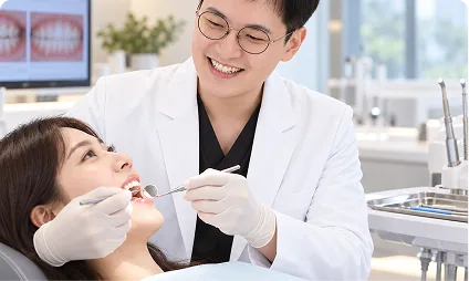치아 사진을 보며 치료 가능 여부를 확인하는 모습