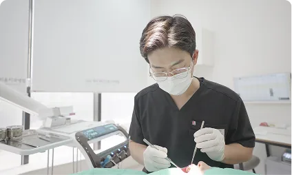 이시영 원장이 치료하는 모습