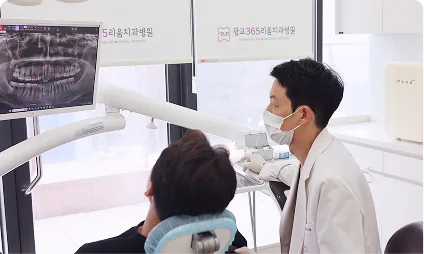 이시영 원장이 환자에게 치료 방법을 안내하는 모습