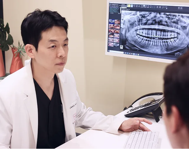 치과 의료진이 환자에게 치료 범위와 진료비를 안내하는 모습